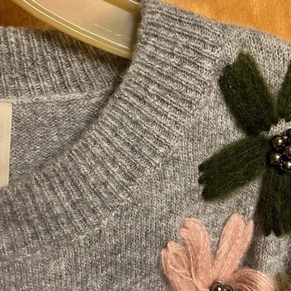 VINTAGE CONCEPT. Gray Sweater with Colorful Floral Accents. Size M. PRETTY! - Picture 9 of 10